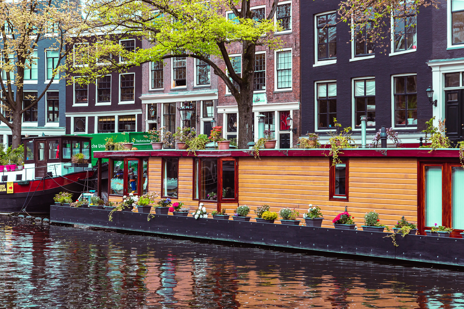 Steps to Listing Your Boat or Houseboat on Airbnb