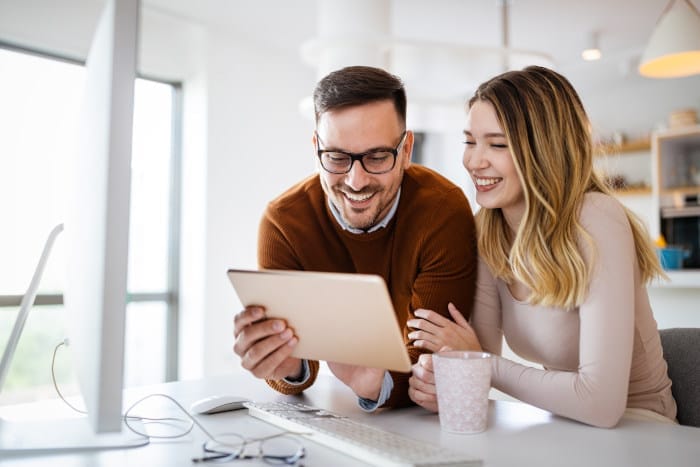 Booking vs Airbnb para anfitriones: ¿Qué sitio reina supremamente?